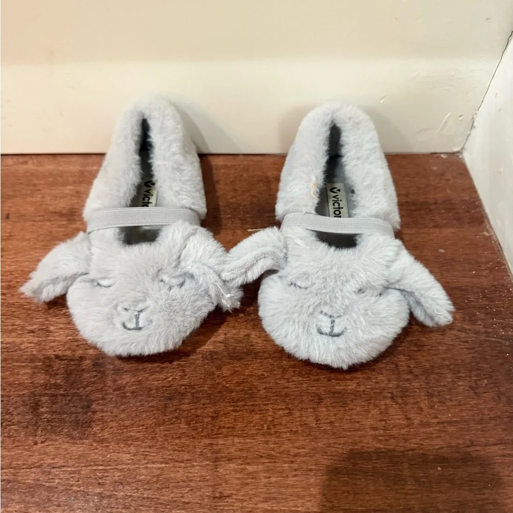 Like new Size 8 (24) Victoria Gray Fuzzy bunny Slippers